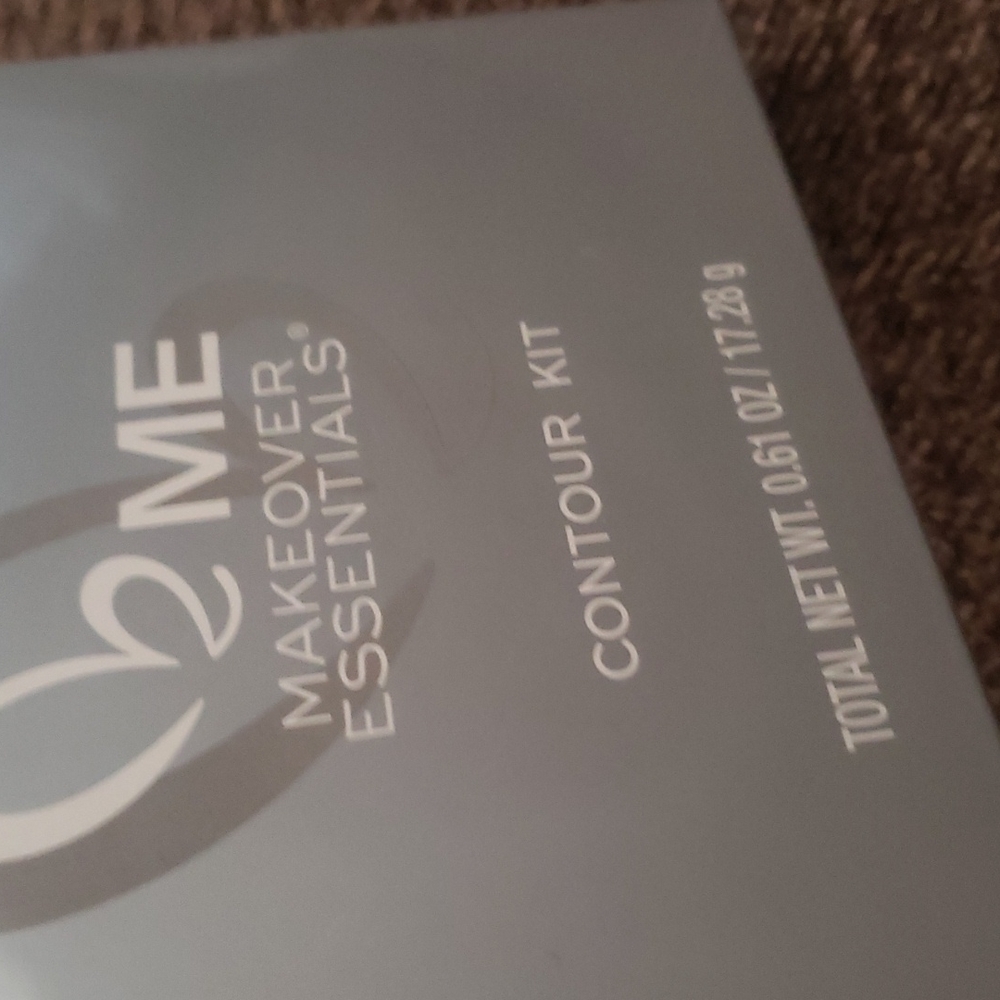 NEW!! ME MAKEOVER ESSENTIALS CONTOUR KIT - Picture 3 of 9